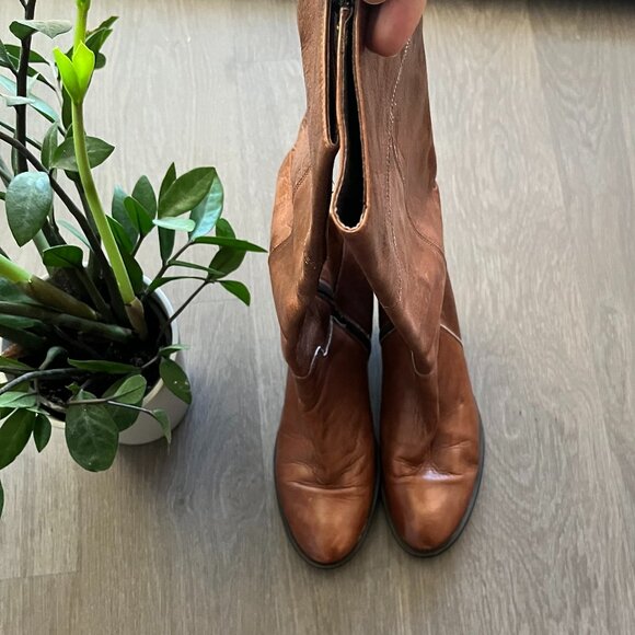 Giani Bernini Camel Leather Heeled Boots - Picture 9 of 10